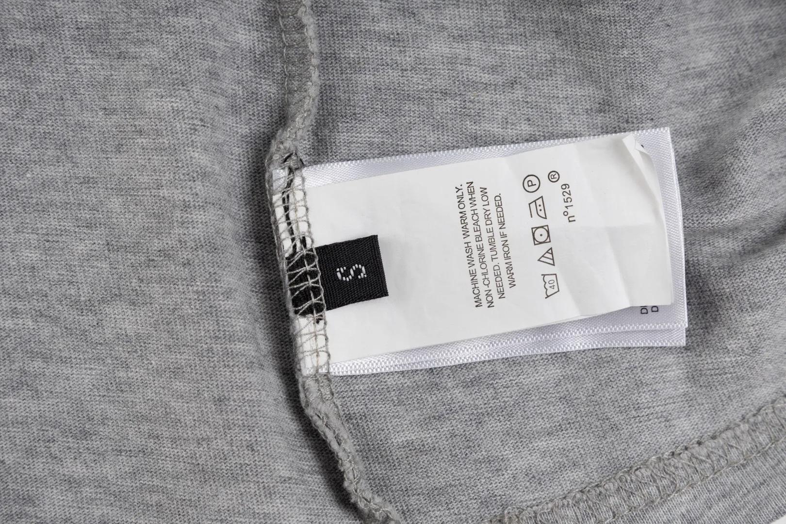 P196 #R85 Ralph Lauren washed heavy brushed distressed henley stand-up collar open chest long-sleeved bottoming shirt thin sweatshirt fabric 100% Xinjiang long-staple cotton, imported embroidered logo on the chest custom threaded collar, classic embroidery, the highest version, suitable for business and leisure daily use! 🌘3-button placket, laser logo pearlescent resin buttons, cuffs and hem are double-stitched, different from the currency version. Washed and distressed, sand-washed and stir-fried. Color: White, Black, Navy Blue, Army Green, Gray Size: S M L XL Length: 69/70/72/75 Bust: 102/108/116/124 Shoulder width: 43/45/47/49 Recommended weight: 100-120/120-140/140-160/160-180 pounds